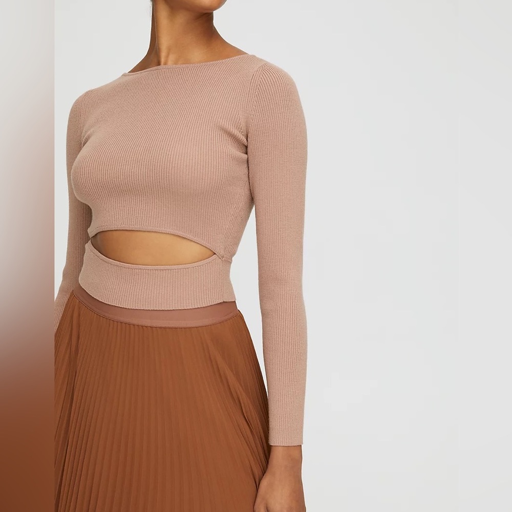 Wilfred Yacine Longsleeve
Long-sleeve peek-a-boo knit top